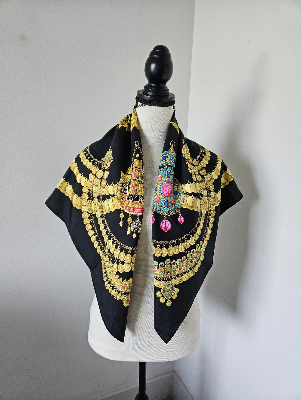🇨🇵HERMES "Kosmima" Black & Gold Medallion Silk Scarf 90X90cm(approx) authentic - Picture 3 of 12